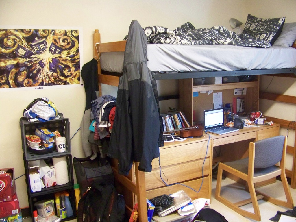 dorm room desk decorating ideas
