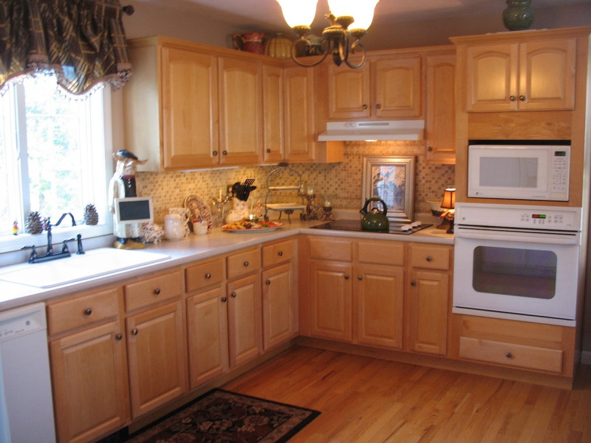 tile backsplash ideas for maple cabinets