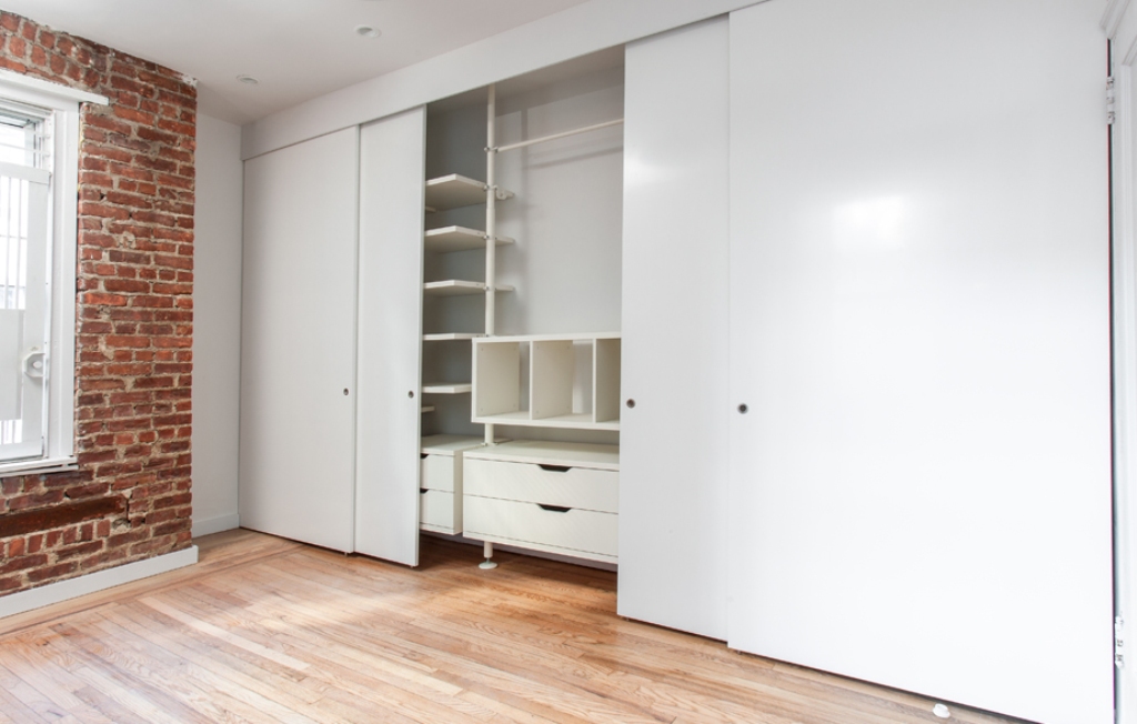 sliding closet doors baseboard
